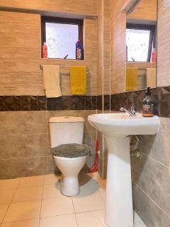 Fully furnished 2 bedroom Apartment with a Spacious balcony behind GATEWAY mall 10 Minutes to JKIA,5min to SGR with AC,washing Machine and Lift - Nairobi - 2