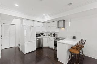 Elegant Urban Retreat in the Heart of Center City - 9