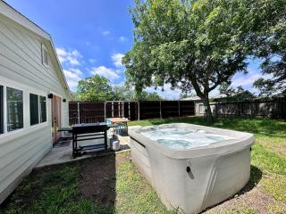 2 Kings Hot Tub Modern Cottage Hill Country - Blanco - 3