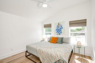 2 Kings Hot Tub Modern Cottage Hill Country - 1