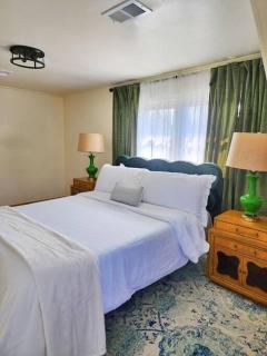 Chic Spacious Apt Near Attractions/Food/EWR/NYC - 2