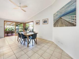 Bokarina Beach House - Family & Pet Friendly - Kawana Waters - 1