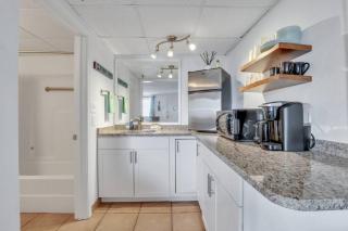 The Sea & Breeze:1 Bed Condo w/Pool Steps to Beach - Tybee Island - 5