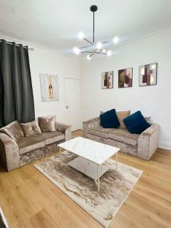 Cozy 3BR Urban Oasis in the City Hub - 4