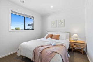 Point Cook's Spacious and Comfy 4BR/3BA Haven! - 4