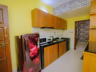 1 Bed Apartment Sleeps 2 - Pool Parking Balcony - 4