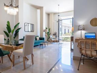 Chezmoihomes Town Hall Apartment - 4