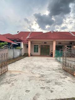 Hajjah Homestay Muar - Muar - 0
