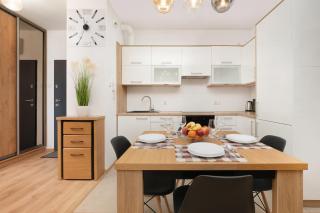 Modern Apartment with Parking & Near Manufaktura in Łódź by Noclegi Renters - Łódź - 2