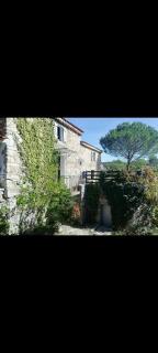 Grande maison en pierre dans la colline varoise - 1