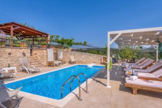 Villa Tresor - Áyios Yeóryios - 0