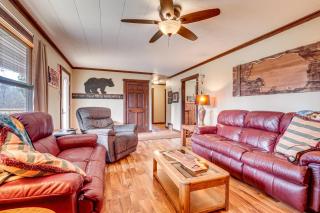 Hayward Home with Private Deck, Fire Pit and Kayak! - Hayward - 7