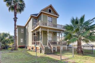 1 Mi to Beach! Coastal Couples Escape in Galveston - 8
