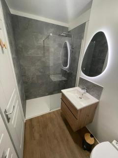 Chambre confortable avec une entrée indépendante - Parking & accès Lille facile - Marcq-en-Barœul - 5