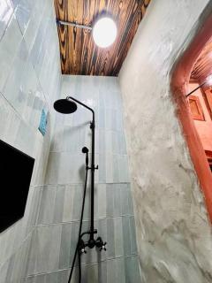 *new* Goldfinch: storybook cabin - Chattanooga - 8