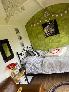 Rhodes To Serenity - Mermaid Shepherds Hut - Stoke on Trent - 9