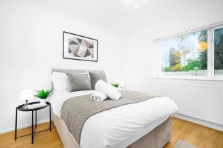 Large 4 Bedroom Bungalow - Parking - Sutton Coldfield - Top Rated - 75C - Birmingham - 1