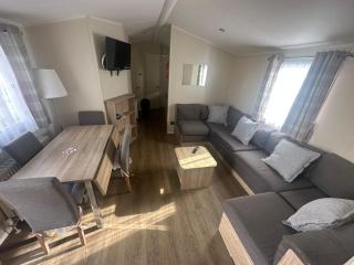 4 Bed 10 Berth Caravan Seawick Holiday Park - 5