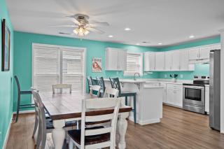 Golden Hour on Greenville- 1.5 blocks to beach, Pet Friendly, & No Hidden Fees!! - Carolina Beach - 4