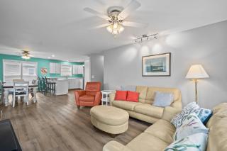Golden Hour on Greenville- 1.5 blocks to beach, Pet Friendly, & No Hidden Fees!! - Carolina Beach - 3