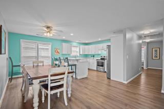 Golden Hour on Greenville- 1.5 blocks to beach, Pet Friendly, & No Hidden Fees!! - Carolina Beach - 6