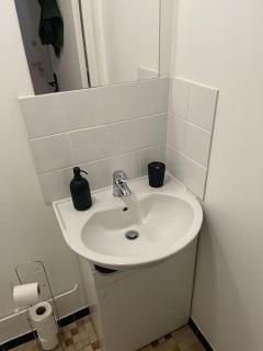 Urban Retreat: Close to Metro 8 & Absolute Comfort - 8