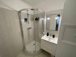 Urban Retreat: Close to Metro 8 & Absolute Comfort - 2