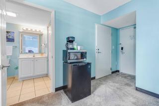 ** March Specials ** Beautiful Efficiency Condo in Ocean Front Building - Myrtle Beach - 2
