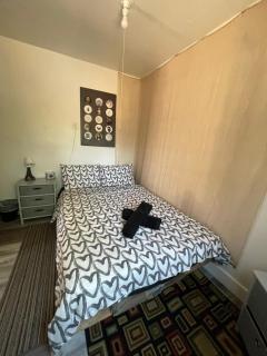 Petite Guesthouse with Kitchenette and Private Bathroom - Lake Isabella - 4