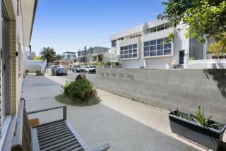 Ground Floor 2-Bed Mermaid Beach Pad with Parking - 5