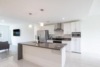 Perfect 3 Bed 2 Bath Apt W Free Parking - Hallandale Beach - 5
