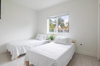 Cozy 3 Bed 2 Bath Apt W Free Parking Near Beach! - 1