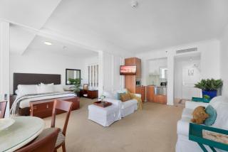 Oceanview 1-Bed Sub Penthouse with Pool & Gym - Gold Coast - 0