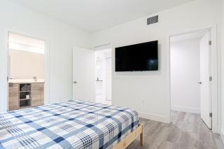 Lovely 3 Bedroom 2 Bath Apartment W Free Parking - Hallandale Beach - 6