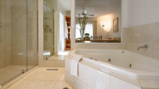 Lakeside Suite 2 - Lake View & Spa Bath - Daylesford - 7