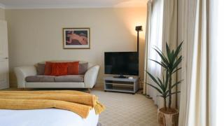 Lakeside Suite 1 - Lake View & Spa Bath - Daylesford - 4