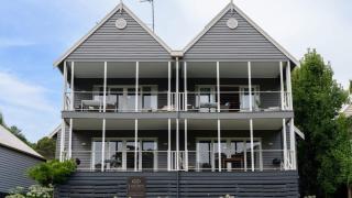 Lakeside Suite 1 - Lake View & Spa Bath - Daylesford - 6