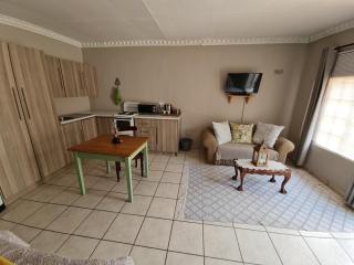 Hill Manor Room 1 Self catering unit - Potchefstroom - 4