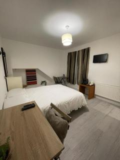 Private Bright Bedroom with Ensuite River View - Kent - 4