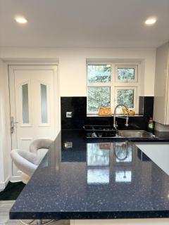 Cozy 2 Bed Property in High Wycombe Tn - High Wycombe - 5