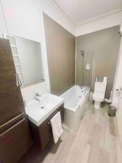 Bright, spacious apartment with off-road parking - Bath - 1