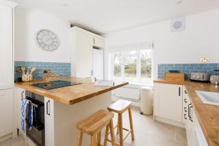 Newly Renovated Cottage 150m from Waterfront - Bosham - 3
