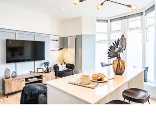 Newport's heart: Steps from shops & local charm! - 6