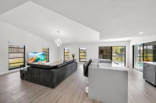 Luxury Waterfront Haven in Cape Coral - Dog-Friendly Escape with Private Pool - Cape Coral - 2