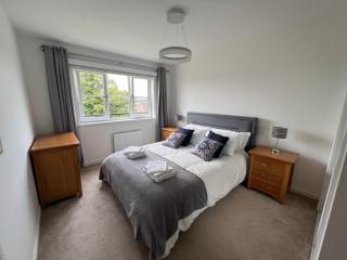 Modern 2 Bedroom Flat in Quiet Village w/ Ensuite - Bishopton - 0
