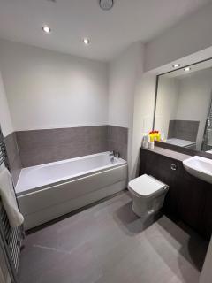 Modern 2 Bedroom Flat in Quiet Village w/ Ensuite - Bishopton - 6