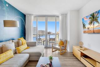 Amazing Pool Apartment with Balcony Near Beach - Hallandale Beach - 7