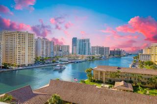 Amazing Pool Apartment with Balcony Near Beach - Hallandale Beach - 3