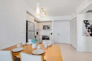 Amazing Pool Apartment with Balcony Near Beach - Hallandale Beach - 1