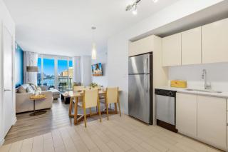 Amazing Pool Apartment with Balcony Near Beach - Hallandale Beach - 2